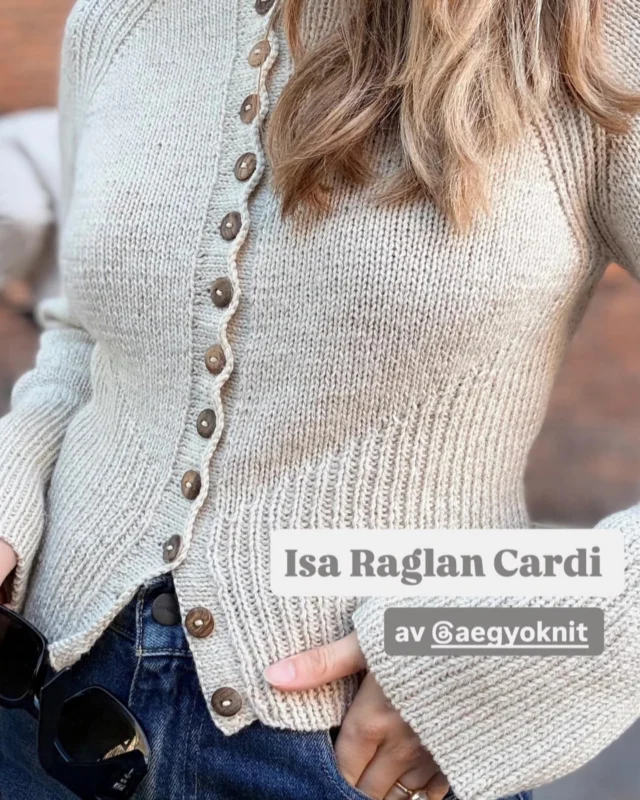 💕 Lekker jakke designet av dyktige Karoline @aegyoknit - strikkes med nydelig garn fra @isageryarn 💕 - en ny favoritt hos Fru Kvist♥️