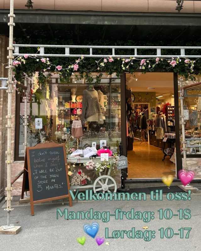 Vi gjemmer oss litt bak et stillas, men vi holder så klart åpnet som vanlig💗 
Mandag-fredag: 10-18
Lørdag: 10-17

Velkommen🩷