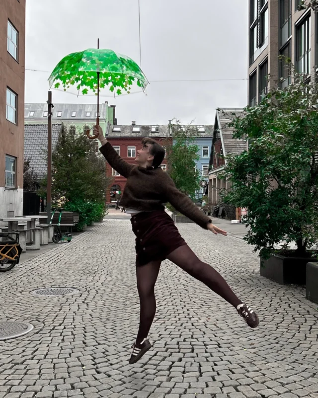 Høsten er her🍂🌧️ Hvorfor ikke lyse opp en grå dag med en skikkelig fin paraply?🤎