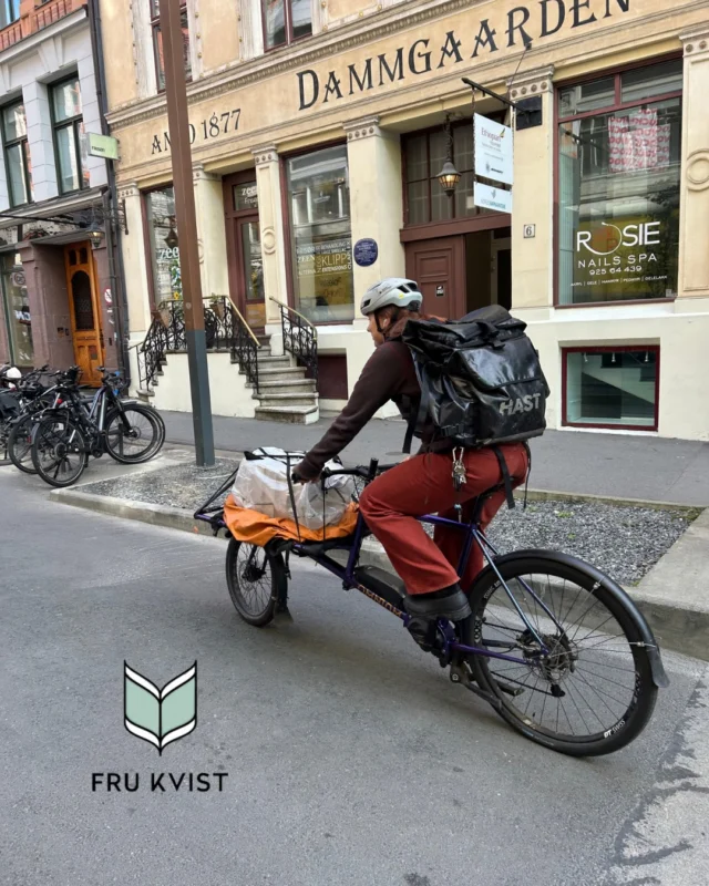 Vi har tatt et miljøvalg! Vi frakter varer mellom butikkene våre (sentrum og Grünerløkka) flere ganger i uken, og fra nå vil dette skje via sykkelbud! @oslosykkelbud er et lokalt team som leverer med elektriske lastesykler🚴 

Så neste gang du handler noe i en av butikkene våre, som egentlig hører hjemme i den andre butikken, kan du vite at det er fraktet dit på en miljøbevisst måte🫶🌍🍃