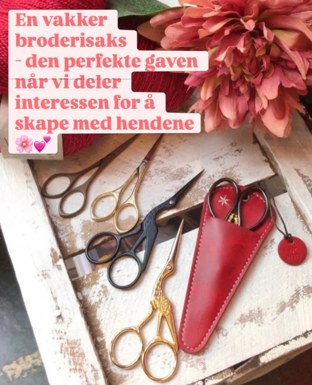 🌸Fru Kvist har et stort utvalg av vakre sakser til håndarbeid. Uansett om du broderer, strikker, syr eller har andre interesser innen tekstil, garn og tråd. Saksene har stålblad som kan slipes. Bærekraftig, ikke sant😊