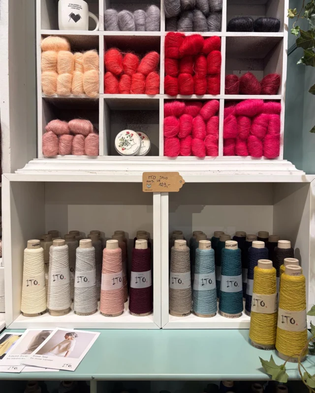 Nyhet! 
Eventyret med japanske Ito fortsetter, og i dag har vi fått inn Shio i 11 nydelige farger ✨ 
Shio er et tynt garn i 100% ull. Shio kan brukes som følgetråd hvis man ikke ønsker for eksempel silk mohair, eller sammen med Sensai for et eksklusivt og delikat uttrykk. Kom innom for å kjenne på garnet og nyte de fantastiske fargene 🍁 
Du får 480 meter for bare 129 kr hos Fru Kvist i sentrum. 
Velkommen! 🧡