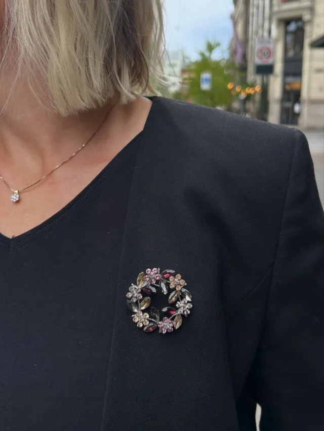 En liten detalj kan gjøre mye på både plagg og veske🌟🪩 Vi stemmer for flere brosjer i hverdagen🙂‍↕️💖

Du finner mange fine brosjer i Sentrum, på Grunerløkka, og i nettbutikken🫶🫶

Hvilken er din favoritt?😍