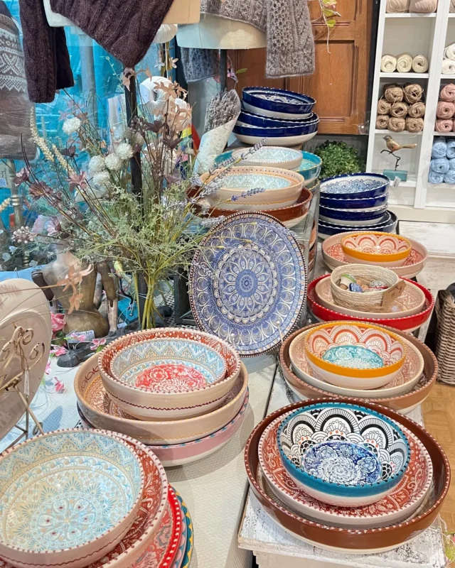 Vi har fått påfyll av vakker keramikk i de herligste farger og mønstre fra Spliid 😍 Fås kun i sentrumsbutikken. Velkommen til oss ✨