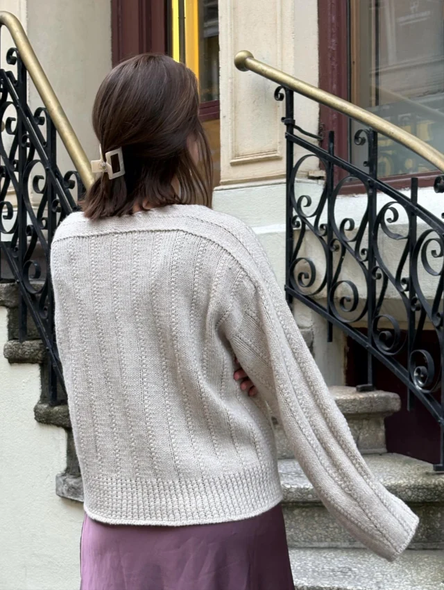 En tidløs genser laget av fantastisk garn. Dette er en genser du vil ha på deg for alltid 🌸 Flow Loop v-neck av @otherloops i nydelig og luksuriøs YAK fra @langyarns_nordic 

29 fine farger av Yak finner du i nettbutikken!